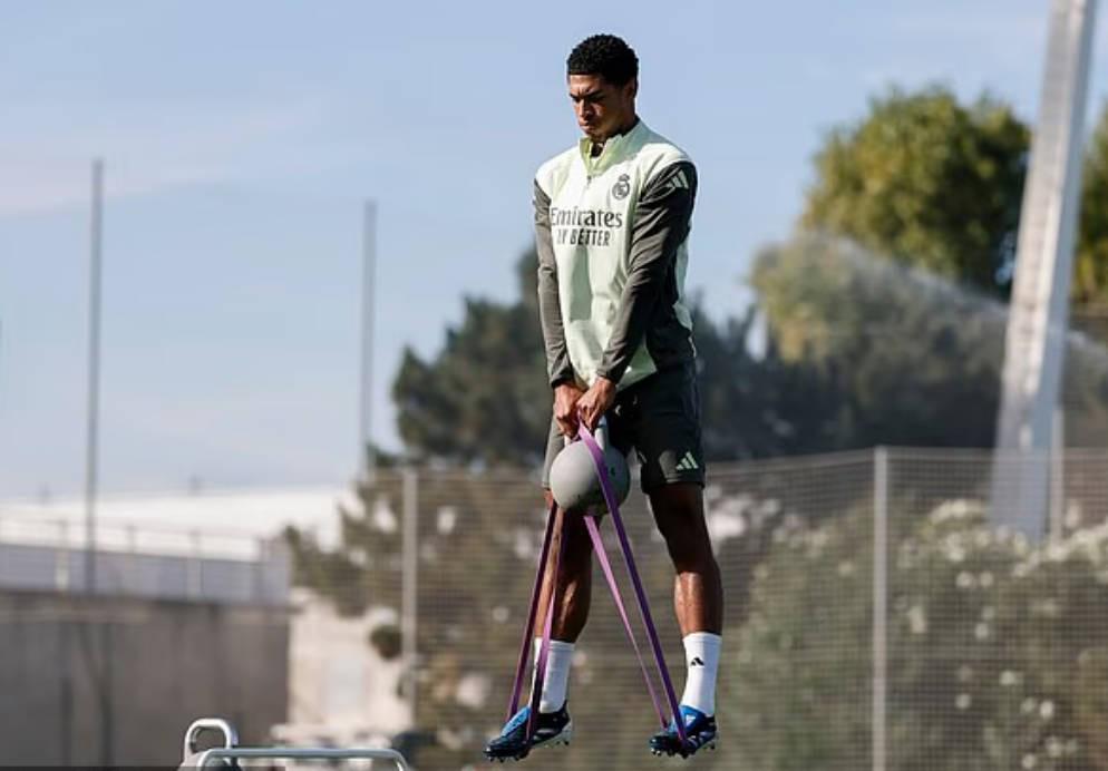 这样的球员, 他手持壶铃, 似乎 这样的球员, 他手持壶铃, 似乎